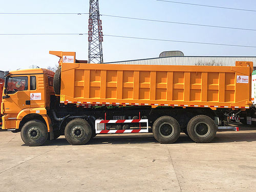 ultimo caso aziendale circa Sono stati completati e spediti 5 set di camion spazzatura Shacman, con logo stampato per il cliente.